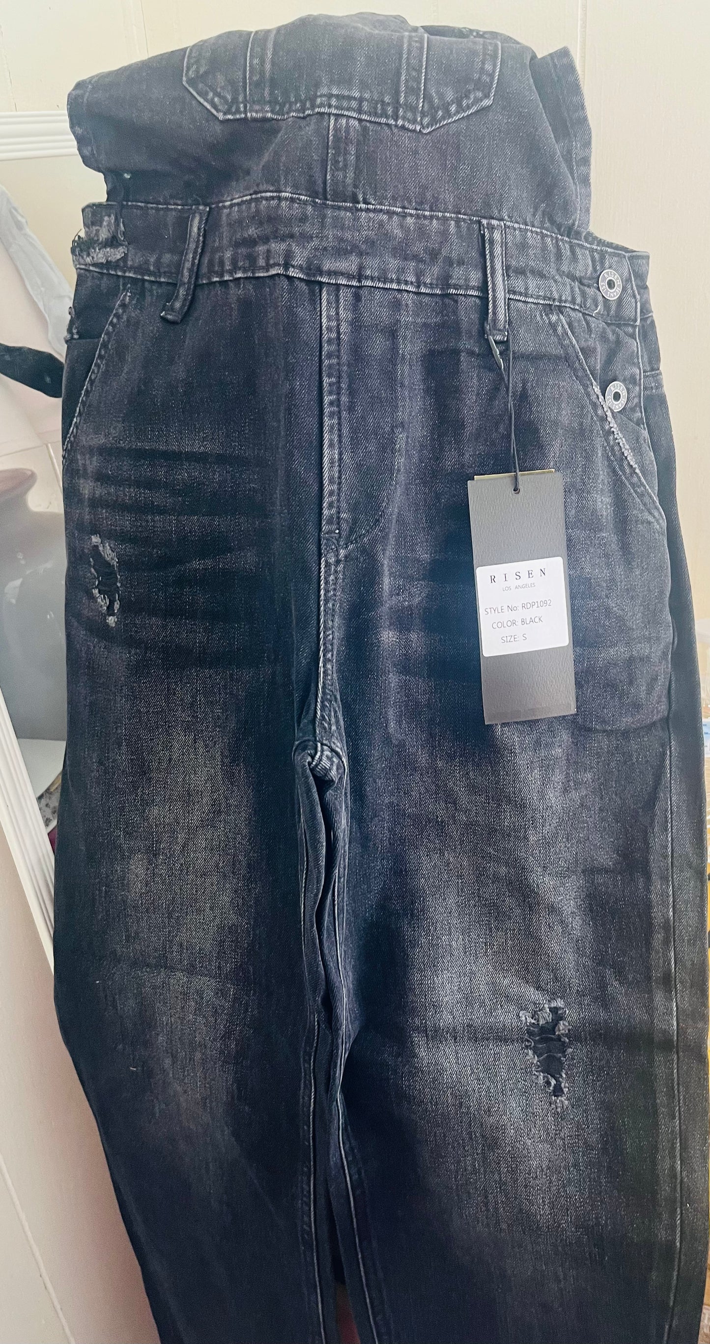 •RELAXED FIT KNEE DISTRESSED OVERALL JEANS