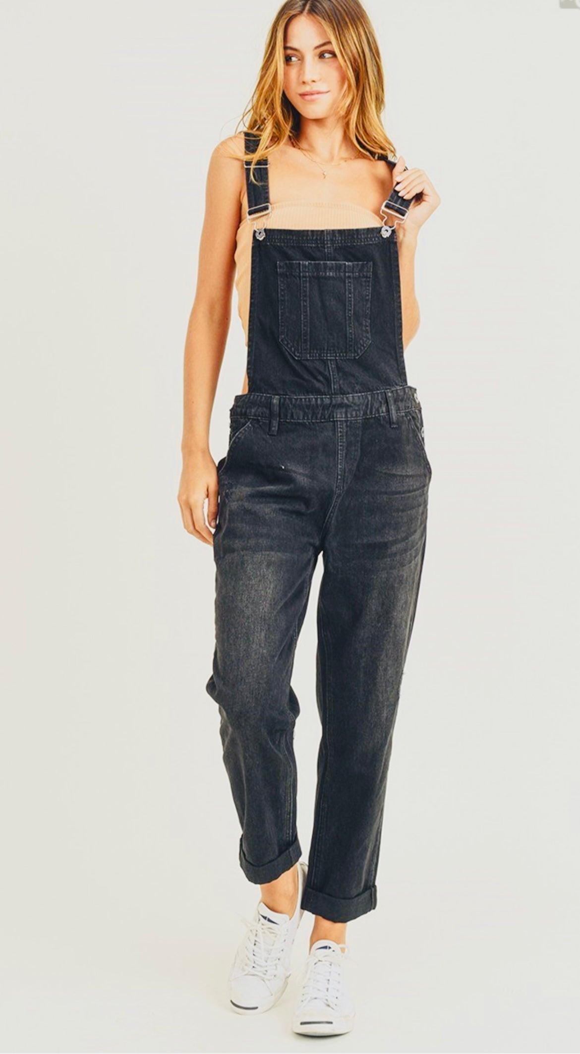 •RELAXED FIT KNEE DISTRESSED OVERALL JEANS